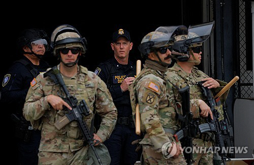 트럼프 대통령의 명령에 따라 8일 LA에 투입된 미 캘리포니아주 방위군. 로이터 연합뉴스